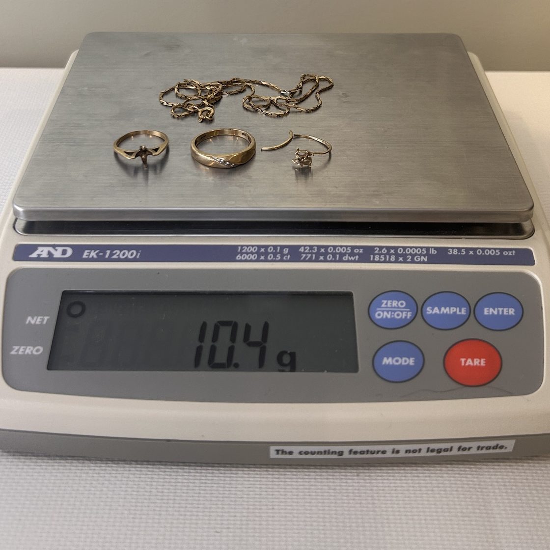 Assorted chains & rings on the GoldVara scale
