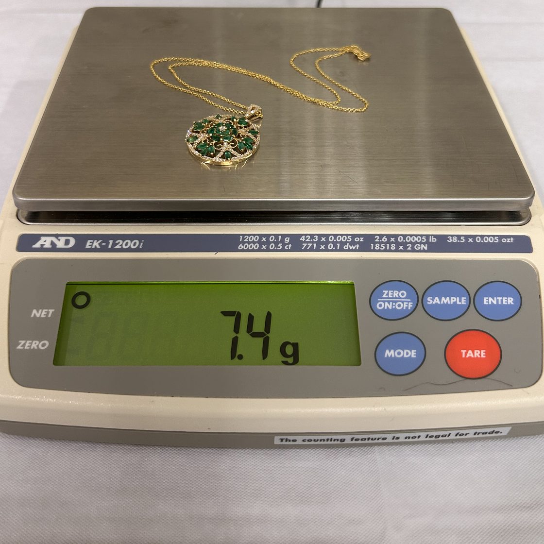 Emerald pendant & chain on the GoldVara scale