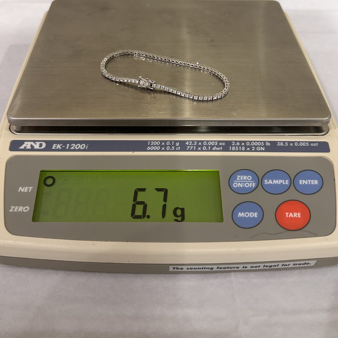 Diamond tennis bracelet on the GoldVara scale