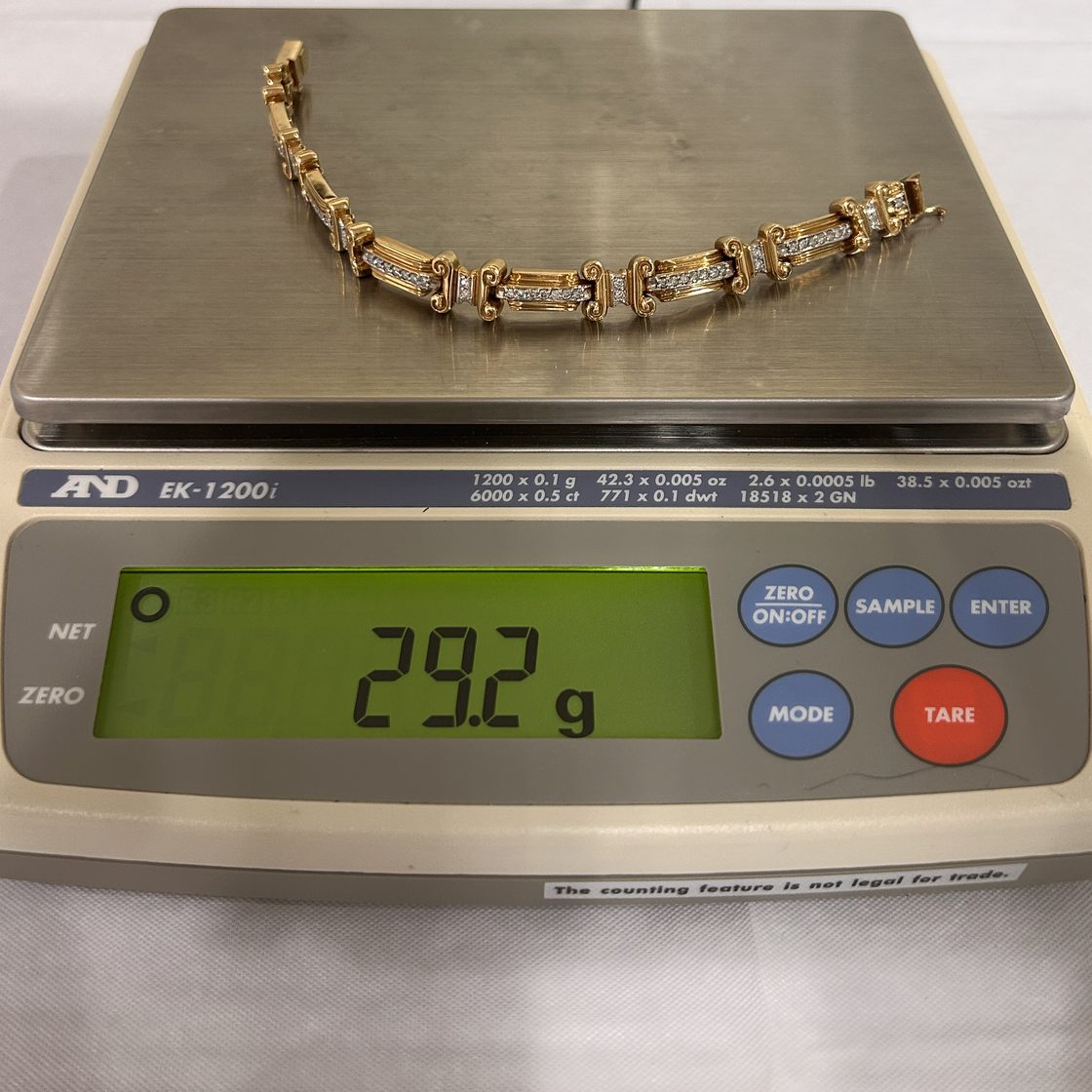 Diamond link bracelet on the GoldVara scale