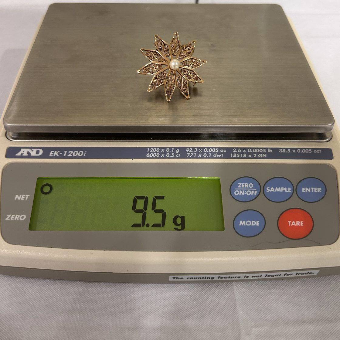 Filigree flower brooch on the GoldVara scale