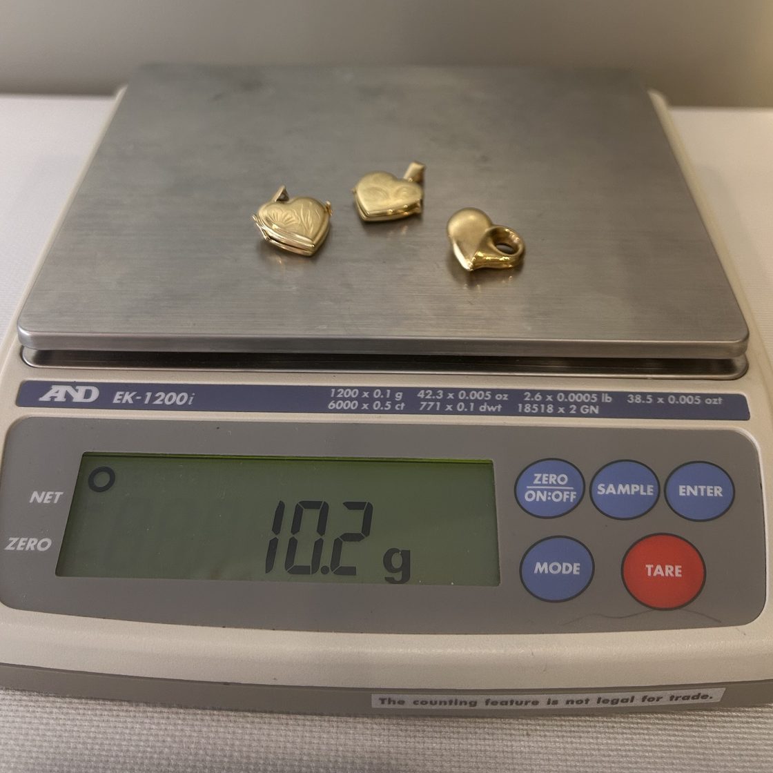 Three heart lockets on the GoldVara scale