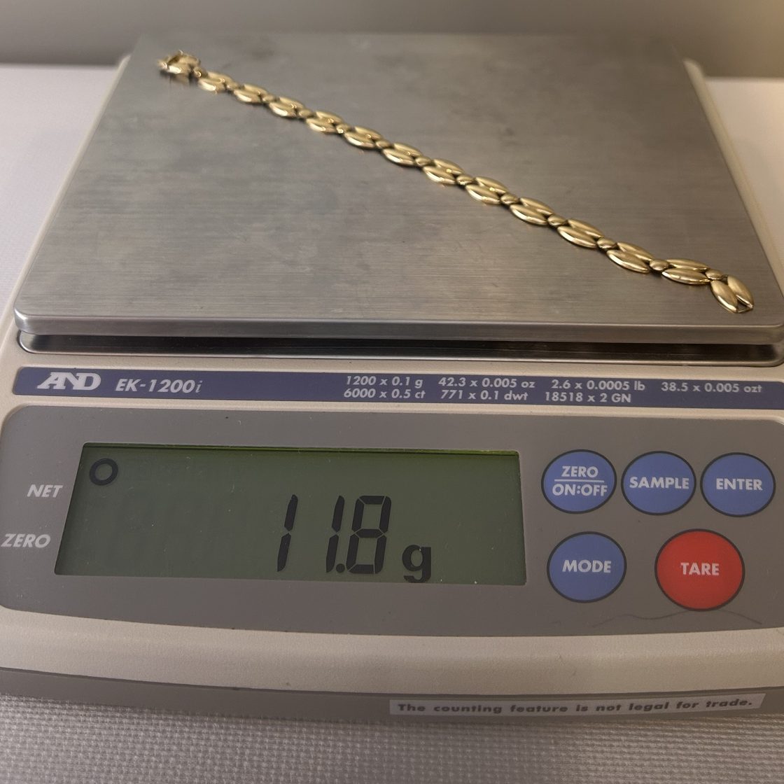 Marquise-link bracelet on the GoldVara scale