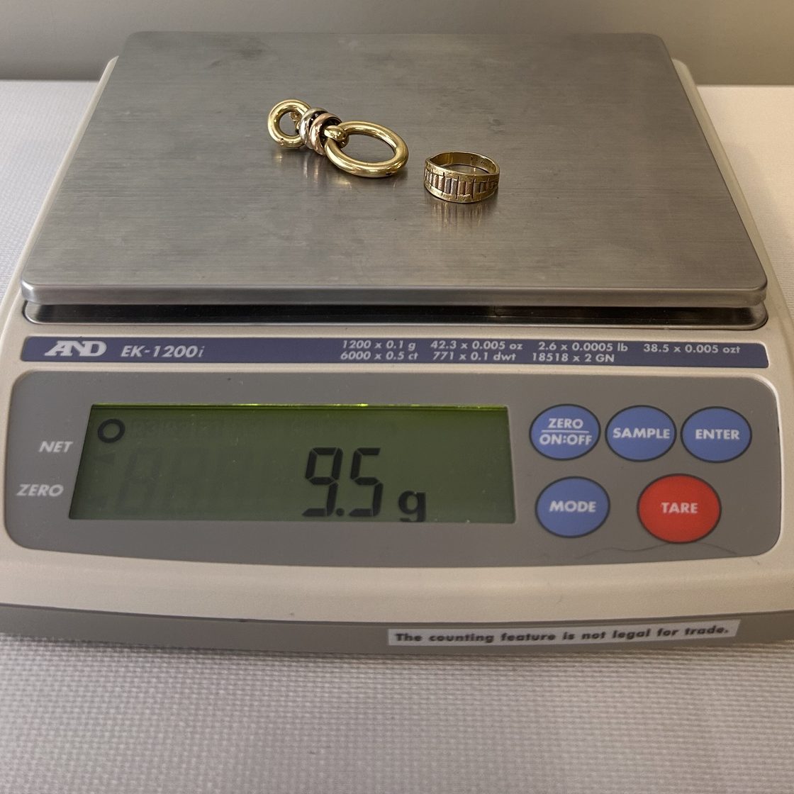 Circle pendant & wide band on the GoldVara scale
