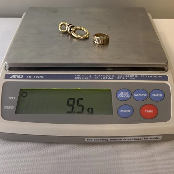 Circle pendant and wide band on the GoldVara scale